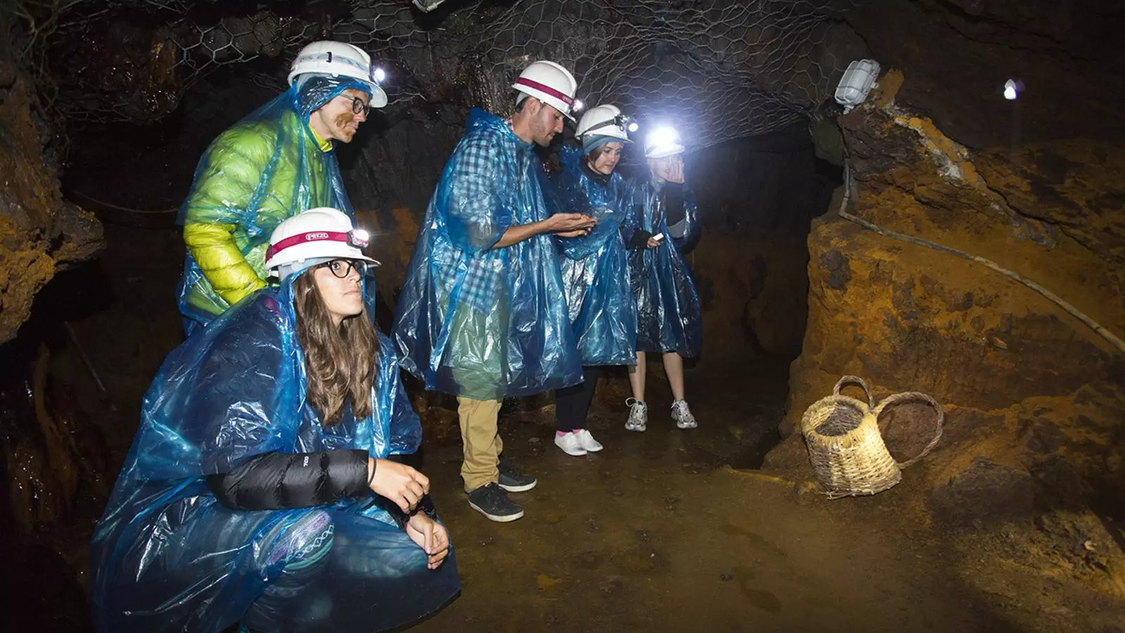 Visitants a la mina de Llorts. / COMÚ D'ORDINO