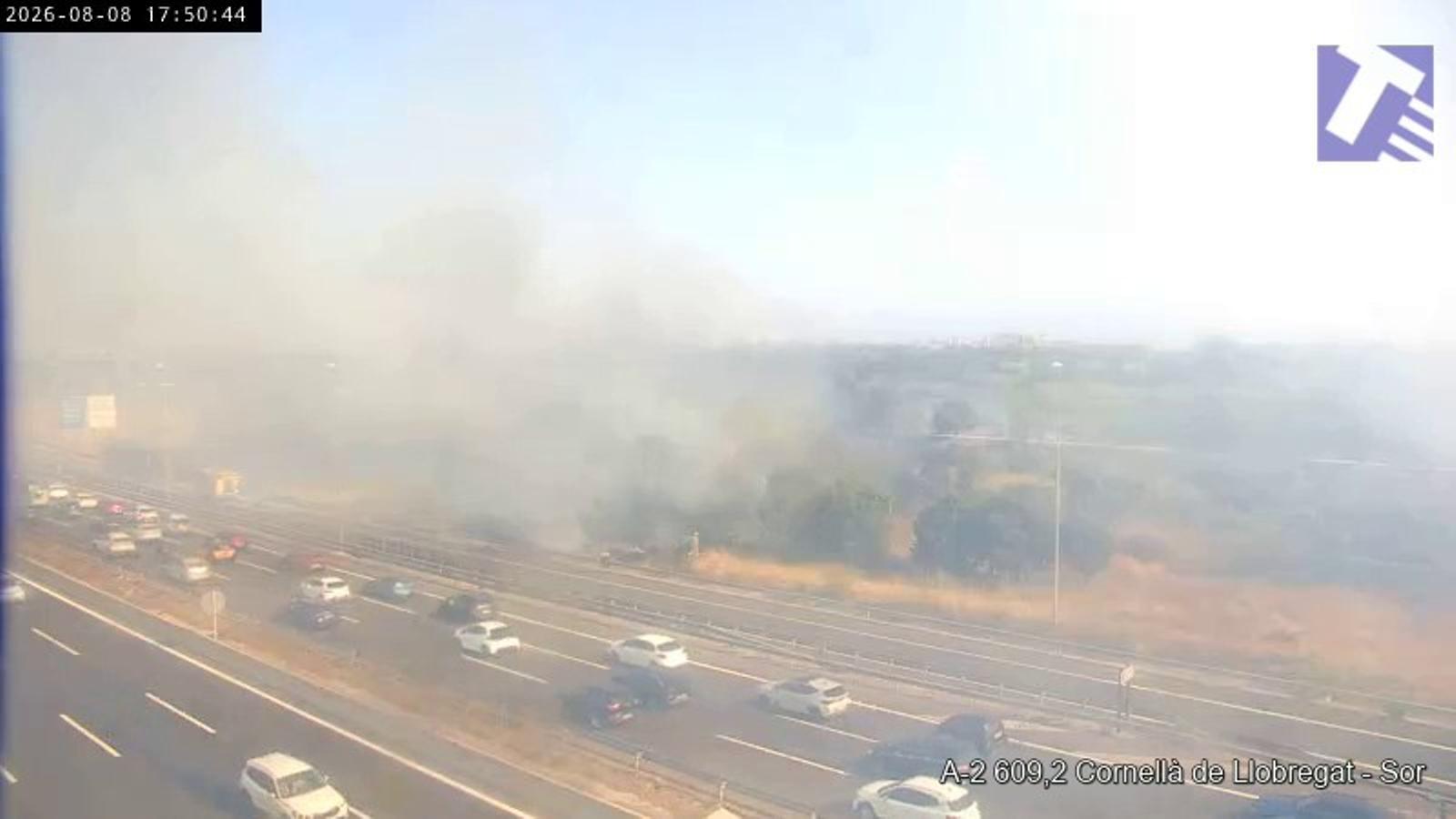 The vegetation fire that has forced the total closure of the A-2 in Cornellà de Llobregat towards Barcelona.