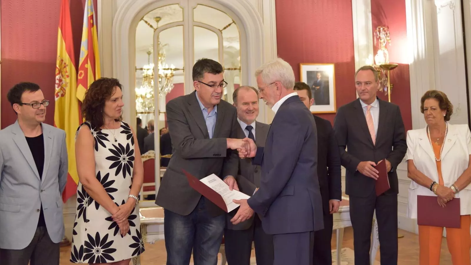 El president de les Corts, Enric Morera, ha lliurat les credencials de senadors al socialista Joan Lerma i als populars Alberto Fabra i Rita Barberá, entre d'altres. / CORTS VALENCIANES