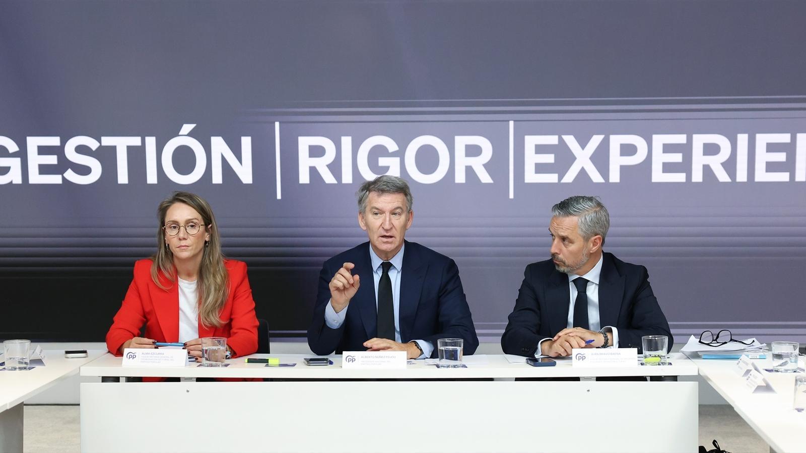 The leader of the PP, Alberto Núñez Feijóo, with the deputy secretaries Alma Ezcurra and Juan Bravo in the meeting on infrastructure