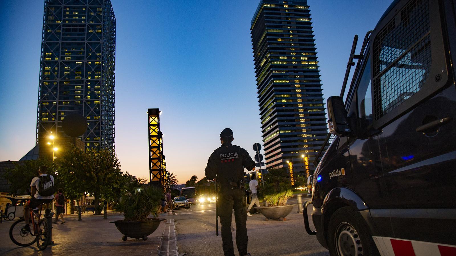 Una furgoneta de antidisturbioses  de los Mossos al Puerto Olímpico de Barcelona el verano del 2019.