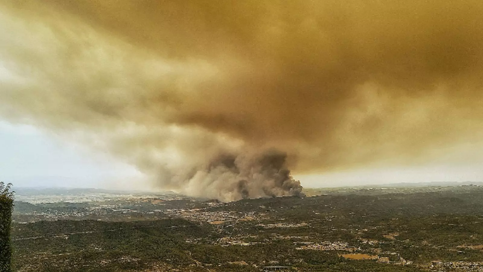 Fum generat per l'incendi de Pont de Vilomara.