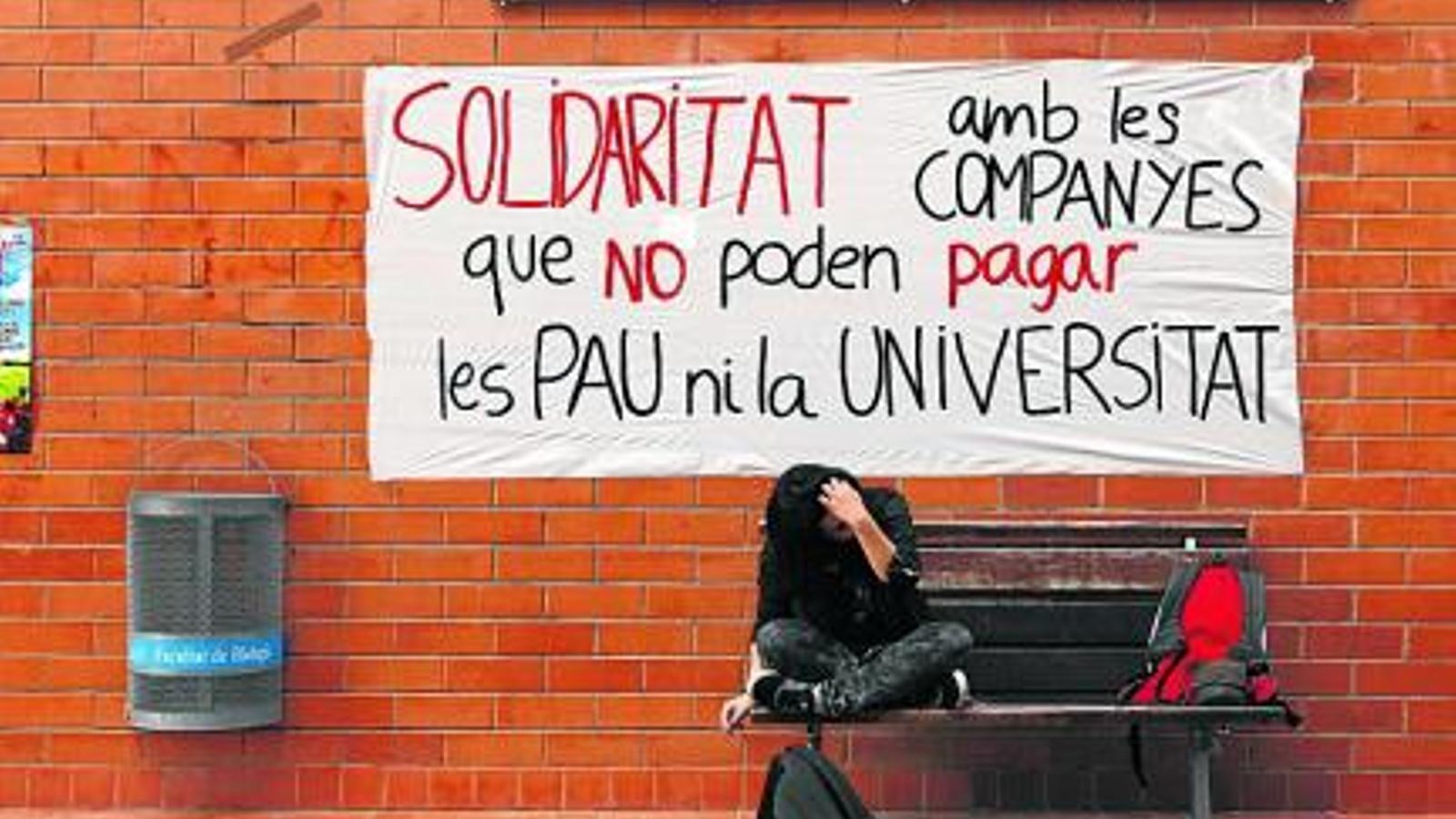 Missatge d'oposició en una facultat.