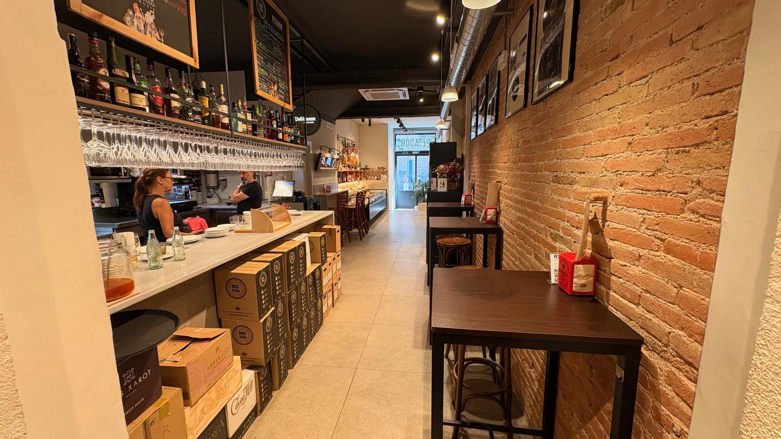 The interior of Petador, in Sabadell.