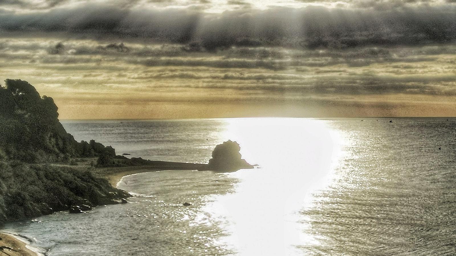 Núvols baixos damunt la Roca Grossa, a Calella
