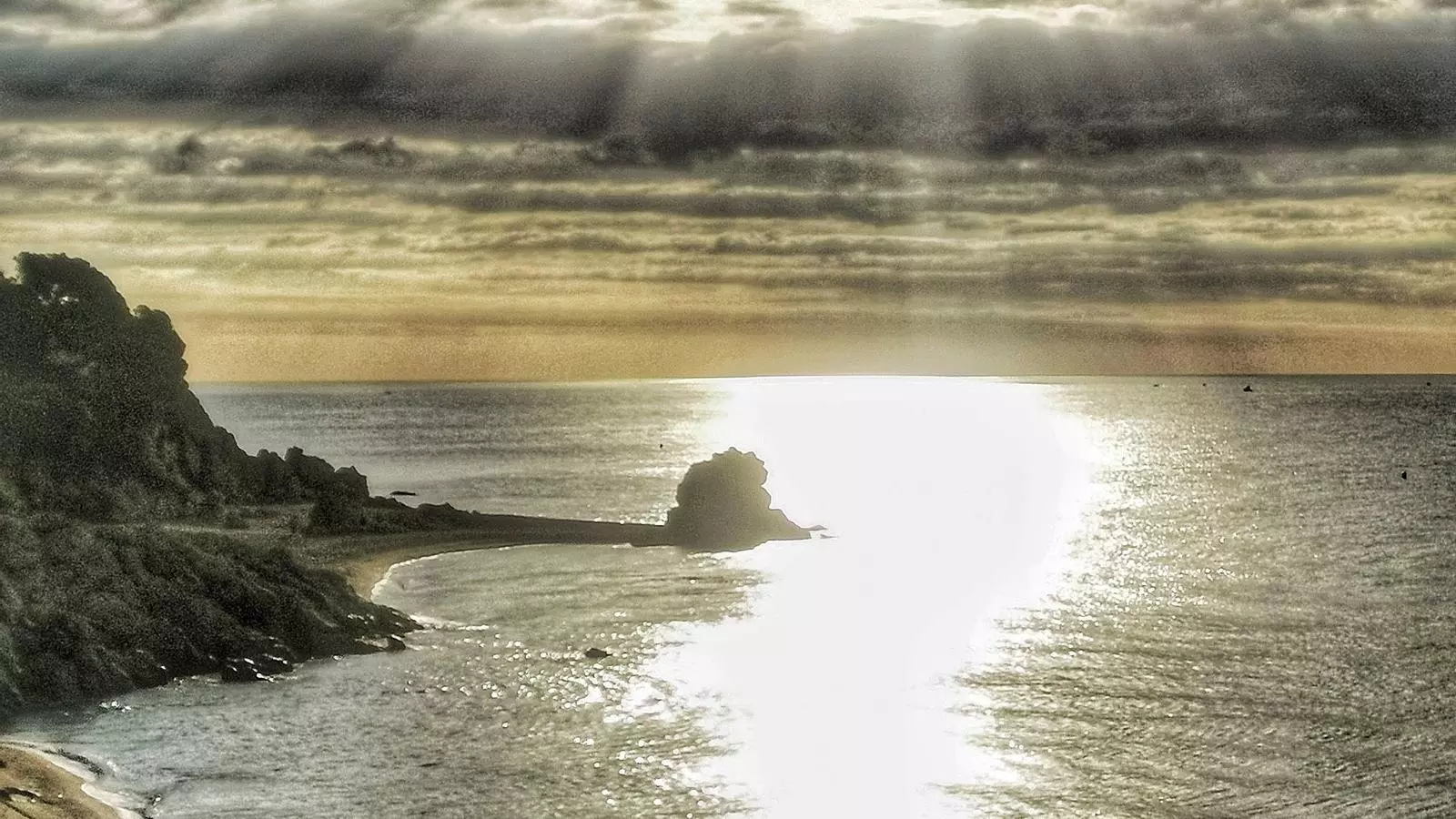 Núvols baixos damunt la Roca Grossa, a Calella