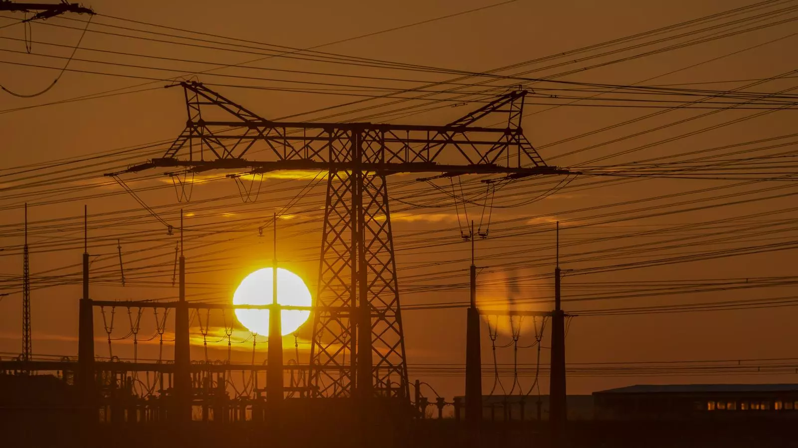 Saxònia-Anhalt, Wolmirstedt: El sol sale sobre la planta de producción eléctrica de Wolmirstedt, a la Saxònia-Anhalt