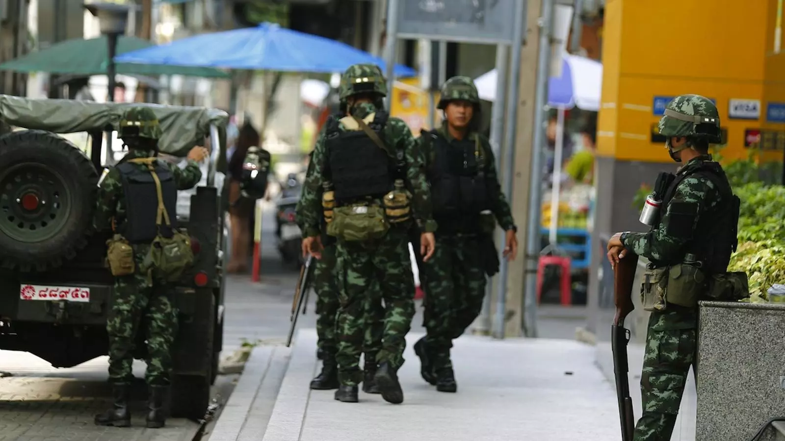 Militars als afores de Shinawatra Tower Two, a Bangkok