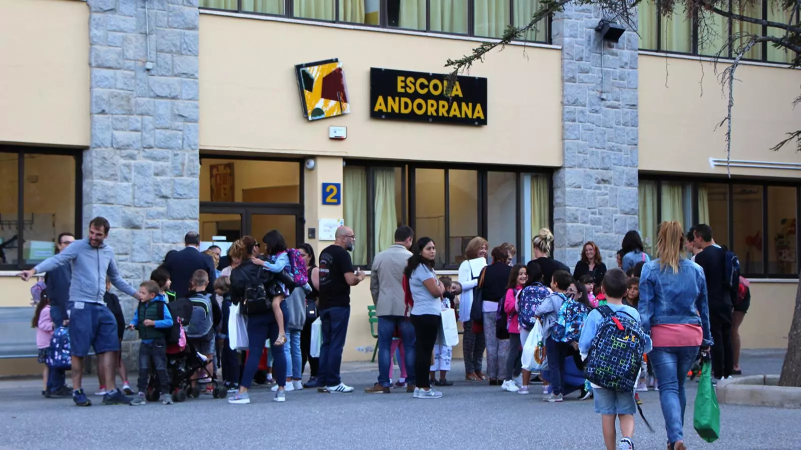 Estudiants i familiars a les portes de l'escola andorrana de Sant Julià de Lòria. / M. F. (ANA)