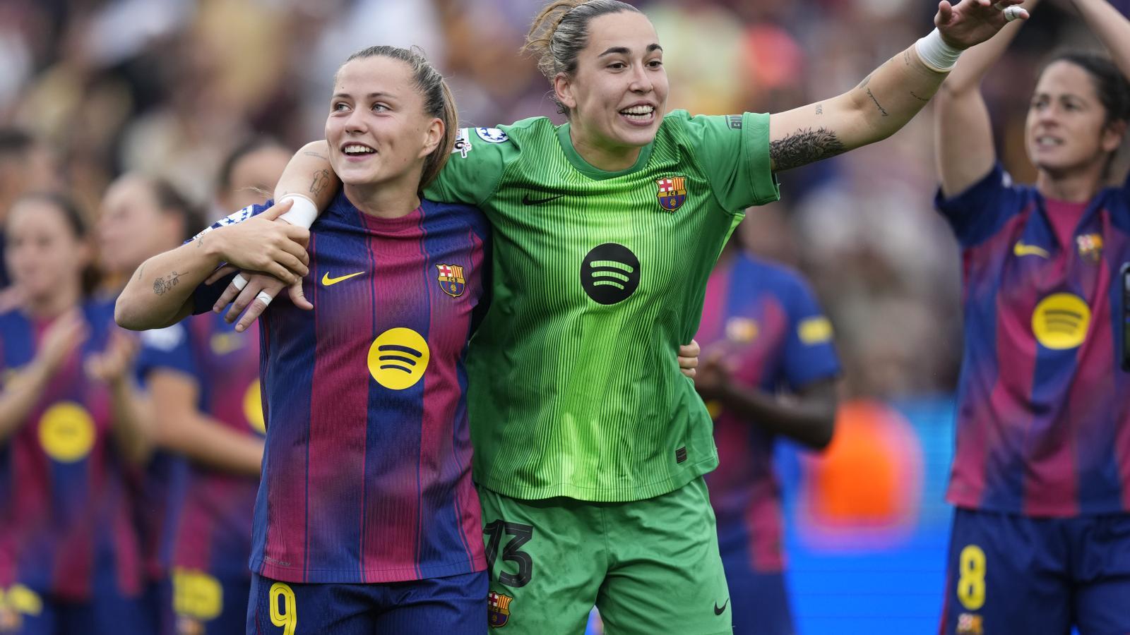 La delantera del Barcelona Claudia Pina (i) y la portera Cata Coll celebran la victoria contra el Bayern, al final del partido de vuelta de semifinales de Liga de Campeones Femenina que FC Barcelona y Bayern Múnich