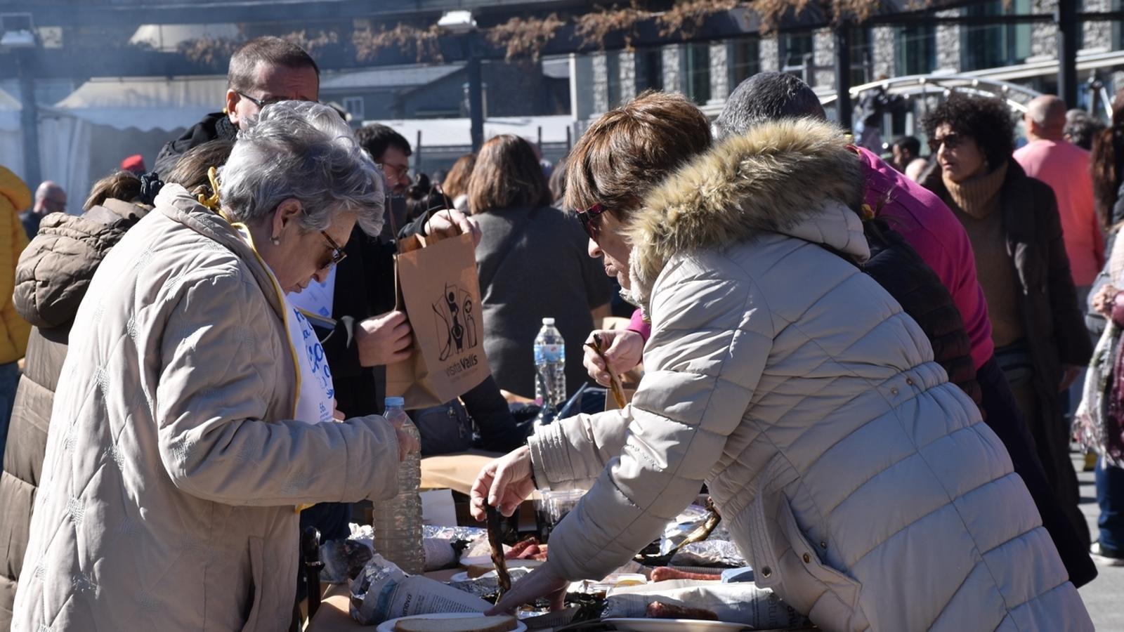 La calçotada popular d'aquest diumenge a la plaça del Poble d'Andorra la Vella.