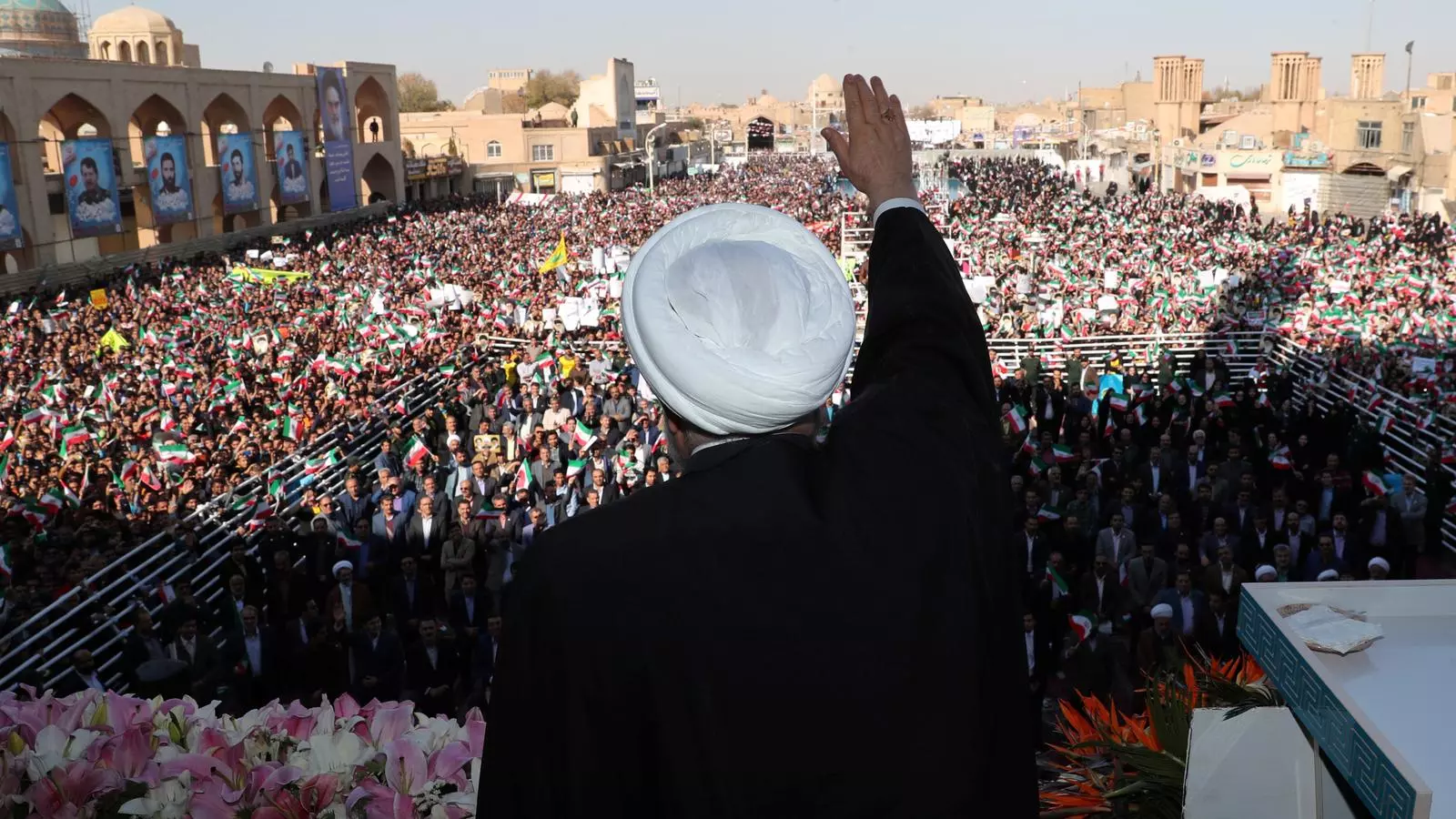 El president iranià, Hassan Rouhani, en el moment que ha anunciat la troballa davant de milers de persones a la ciutat de Yezd.