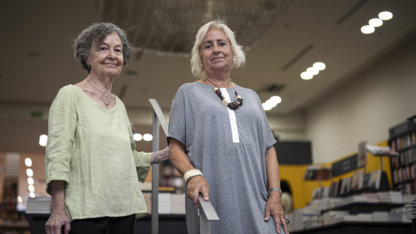 La escritora Maria Barbal y la crítica literaria Carme Arenas durante la presentación de la biografía sobre la autora.
