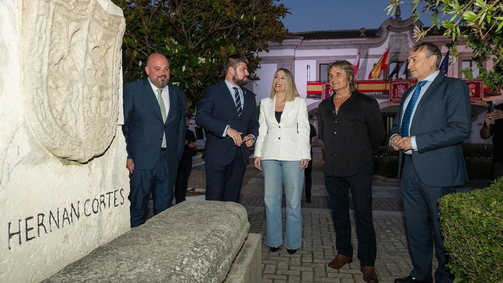María Guardiola, presidenta de la Junta de Extremadura, con el músico Nacho Cano