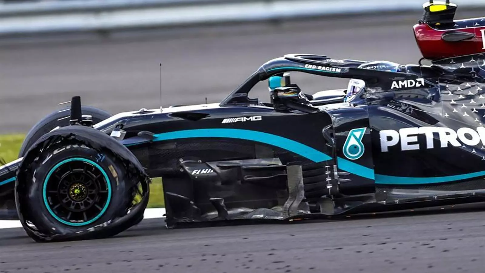 Lewis Hamilton guanya amb una roda del monoplaça punxada