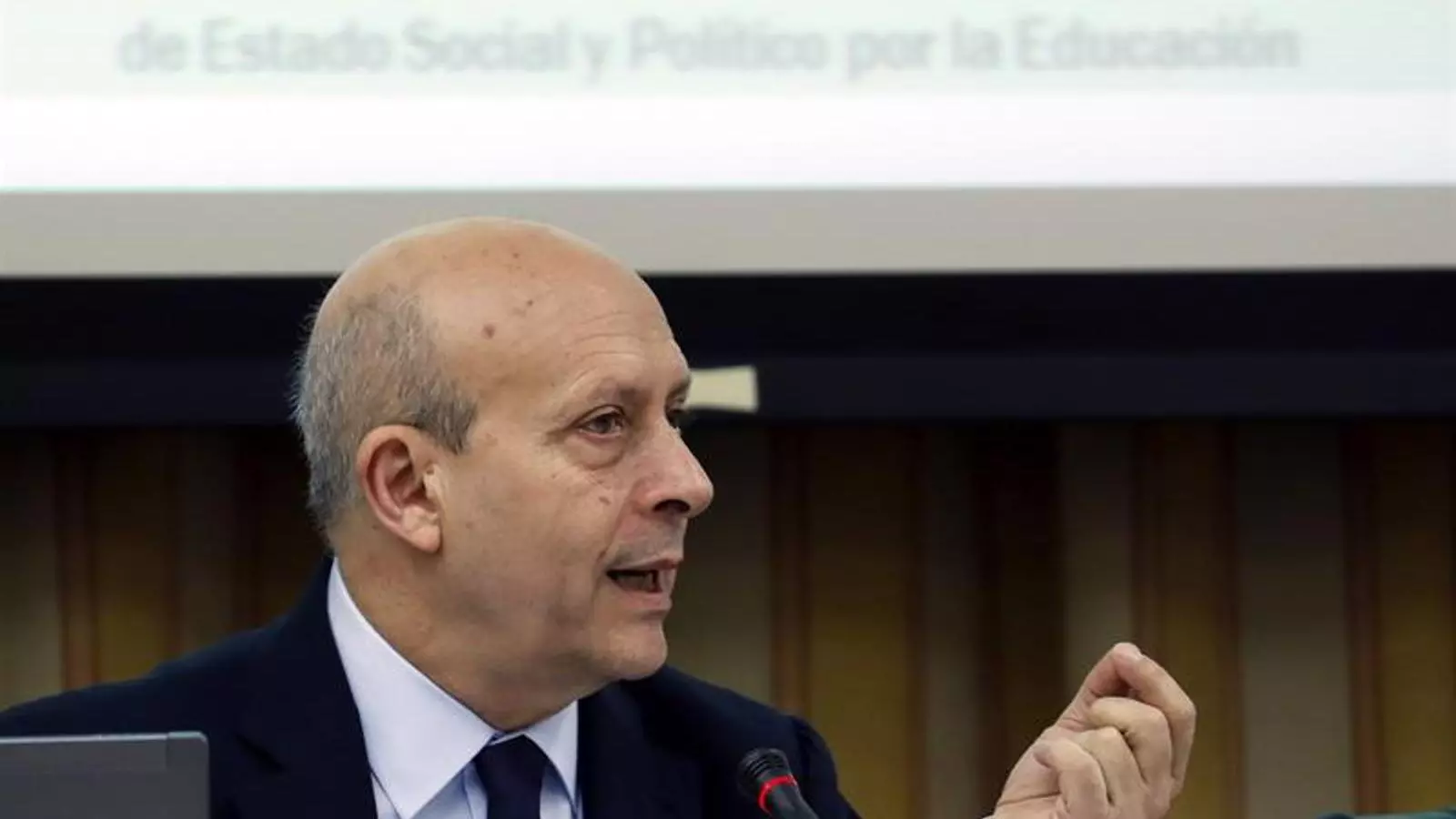L'exministre d'Educació José Ignacio Wert durant al compareixença a la subcomissió al Congrés per a un gran pacte educatiu. EFE