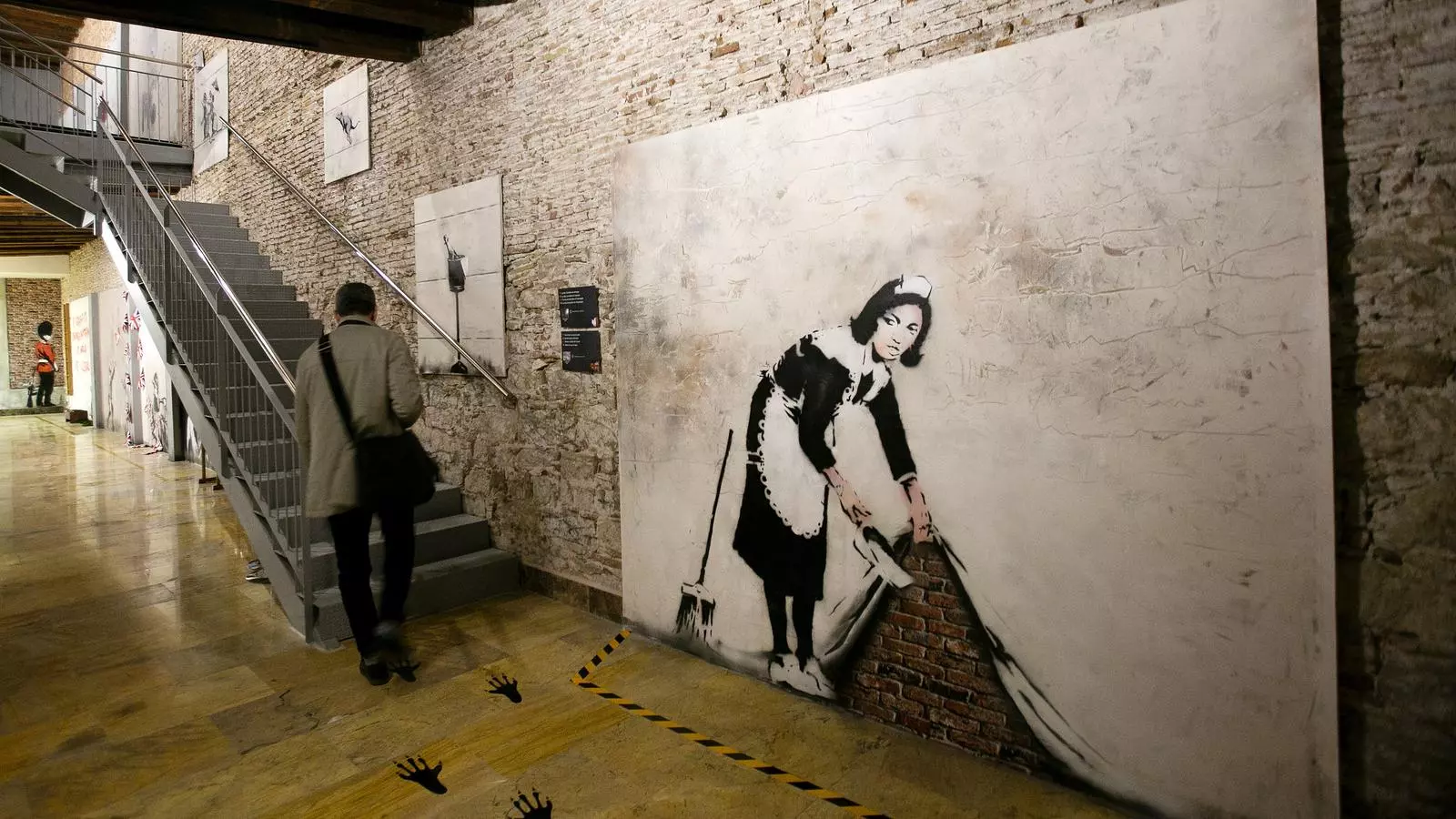 Les obres de Banksy ocupen les parets de l'Espacio Trafalgar / PERE TORDERA