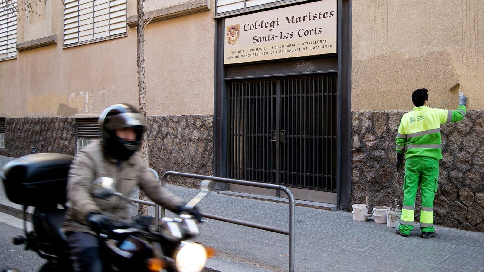 Encara no s’ha pogut aclarir si l’escola Maristes Sants-Les Corts, quan va denunciar els abusos sexuals de Benítez el 2011, va explicar que el professor havia confessat.