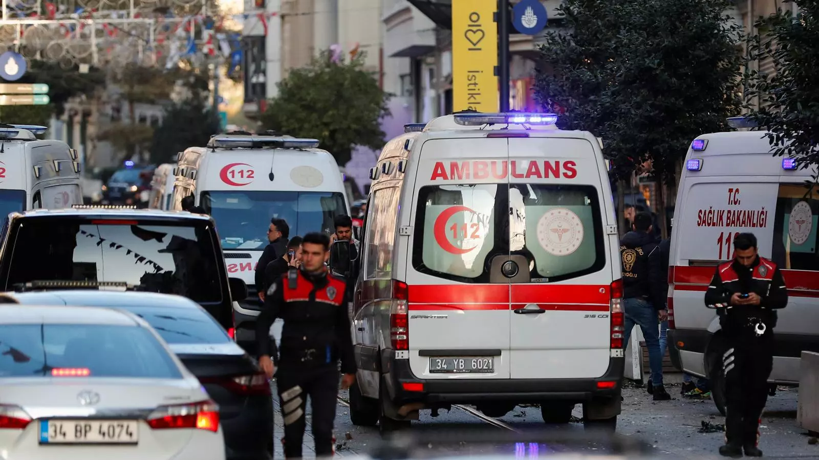 Ambulancies a la zona propera on s'ha produït l'explosió d'Estambul