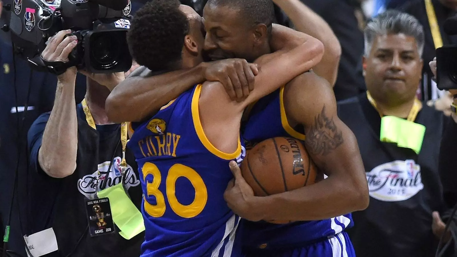 Stephen Curry (a l’esquerra) i Andre Iguodala celebrant el triomf dels Warriors.