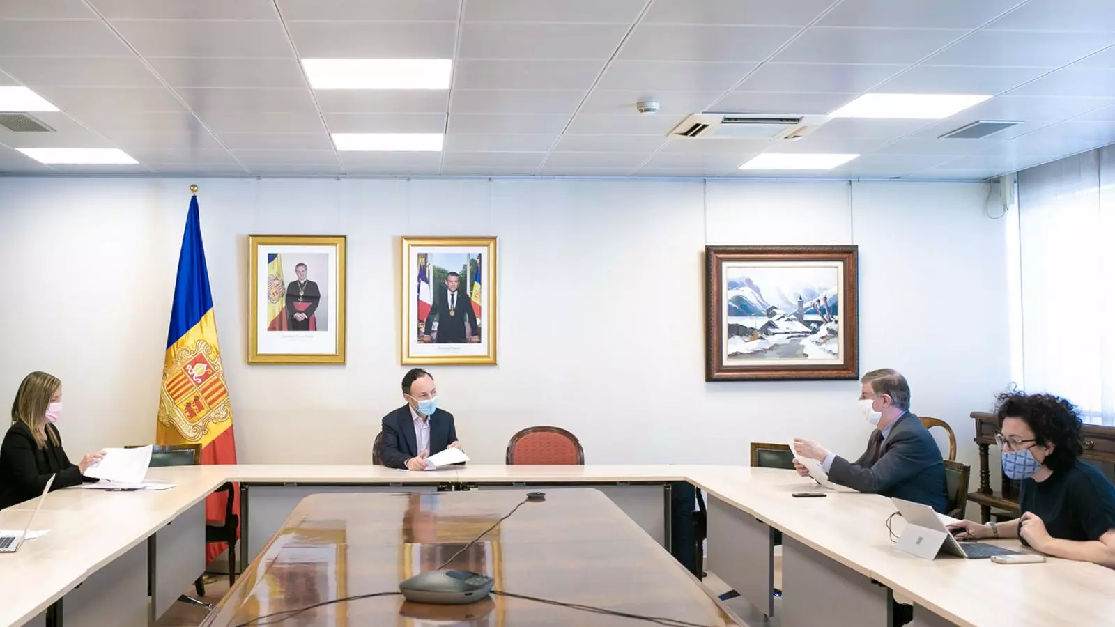 Un moment de la reunió del cap de Govern, Xavier Espot, i la ministra de Funció Pública, Judit Pallarés, amb el president del Consell Superior de la Justícia, Enric Casadevall, i la vicepresidenta de l’ens Maika Torres. / SFG