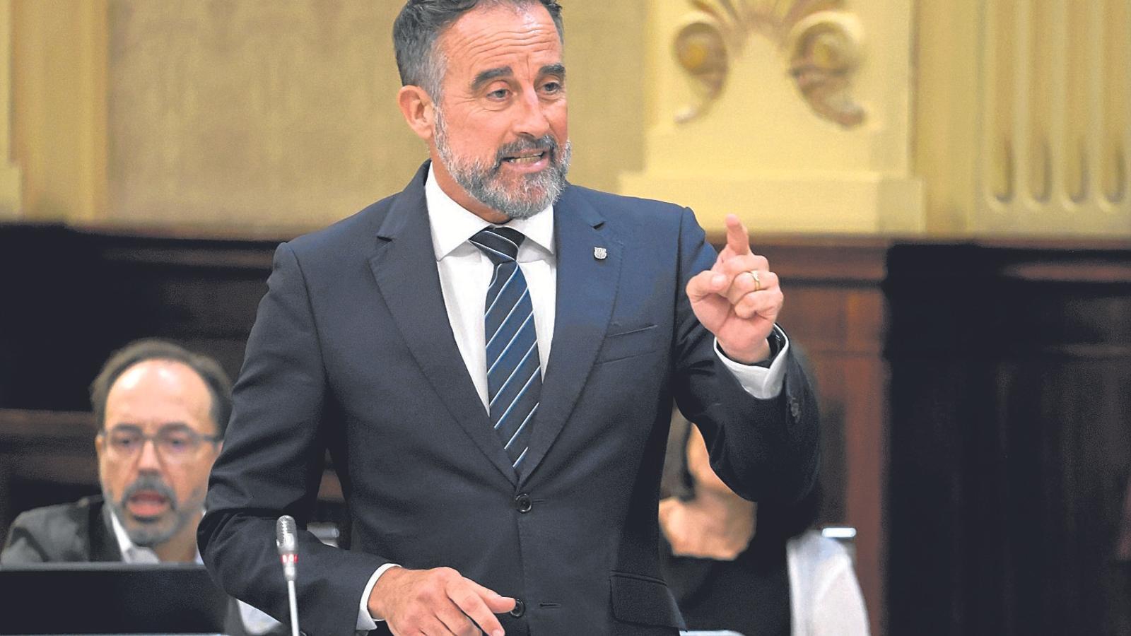 El consejero de Vivienda, Territorio y Movilidad, José Luis Mateo, trabajando para la gente de aquí.
