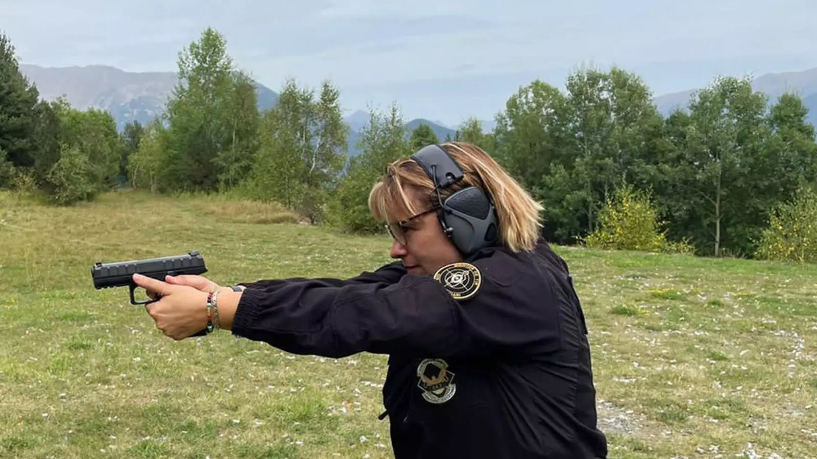 L'agent del centre penitenciari i monitora de tir, Meritxell Garcia, apuntant amb una arma.