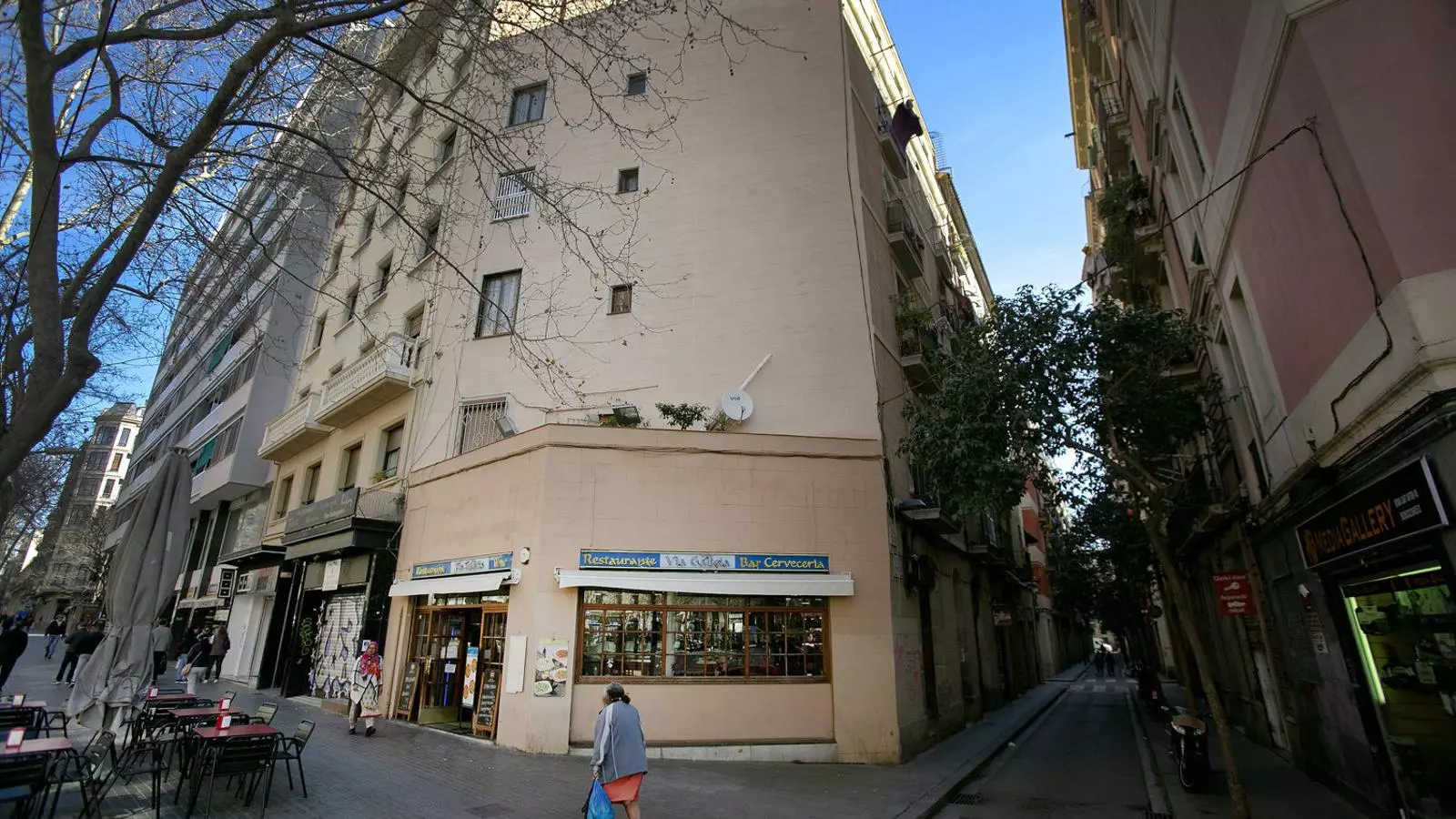 La cantonada de la ronda Sant Antoni amb el carrer de Sant Gil, on fa cent anys hi havia un cafè Tupinamba.