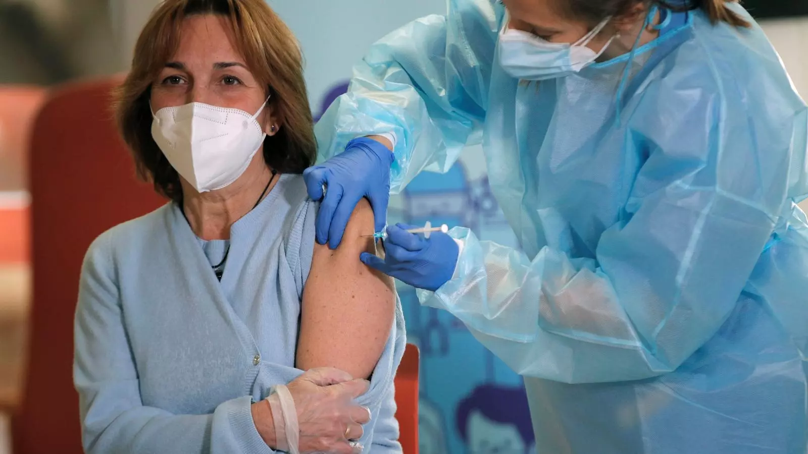 Conchita Bardeta, directora d'una residència de l'Hospitalet de Llobregat, rep la vacuna contra el covid-19