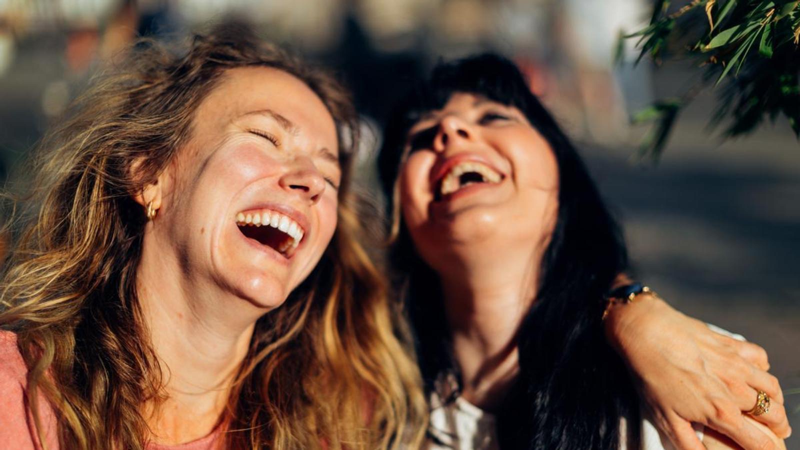 Dos amigas riendo.