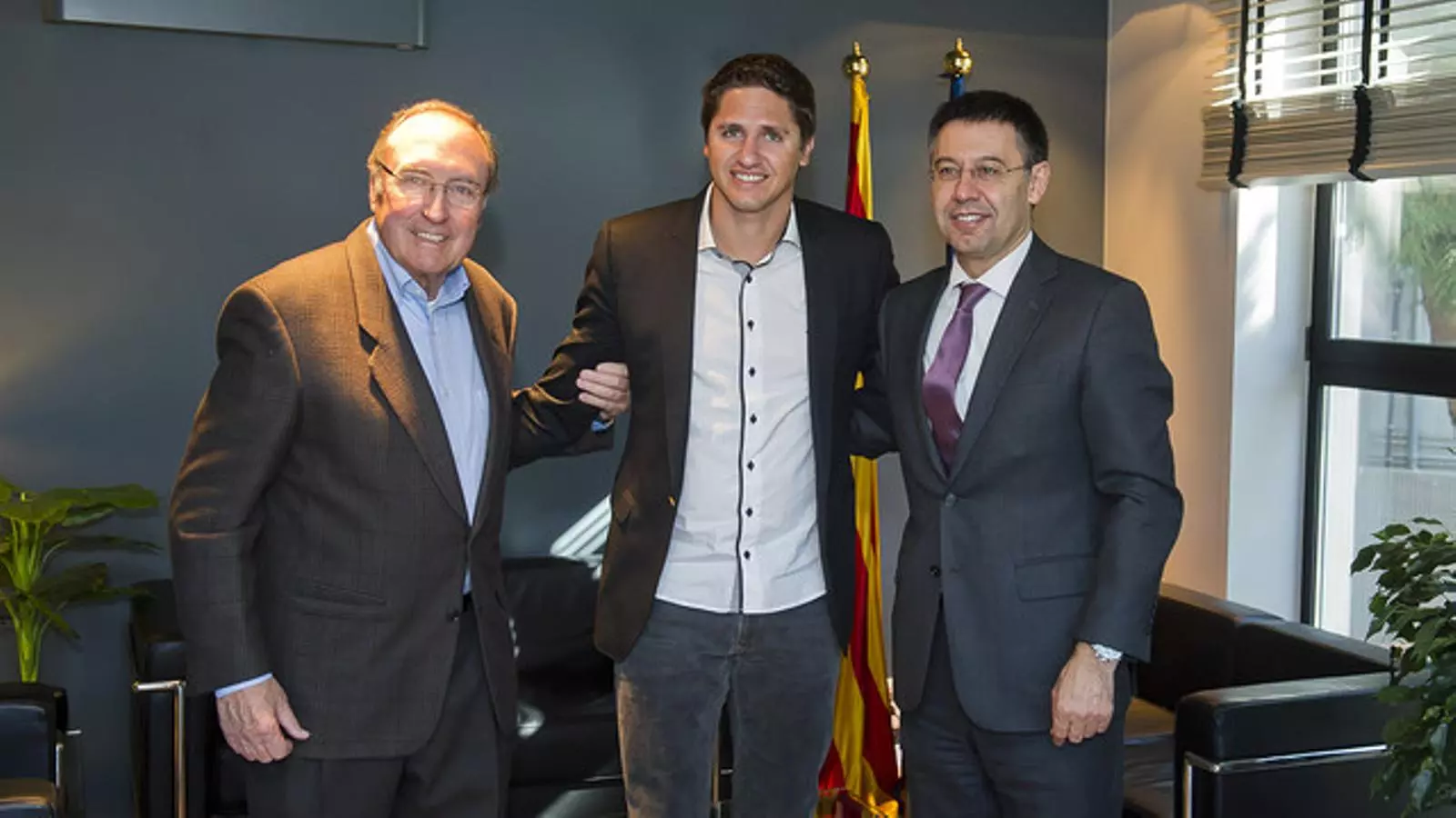 Ramon Pont, José Edmílson, amb el president Josep Maria Bartomeu / FCB