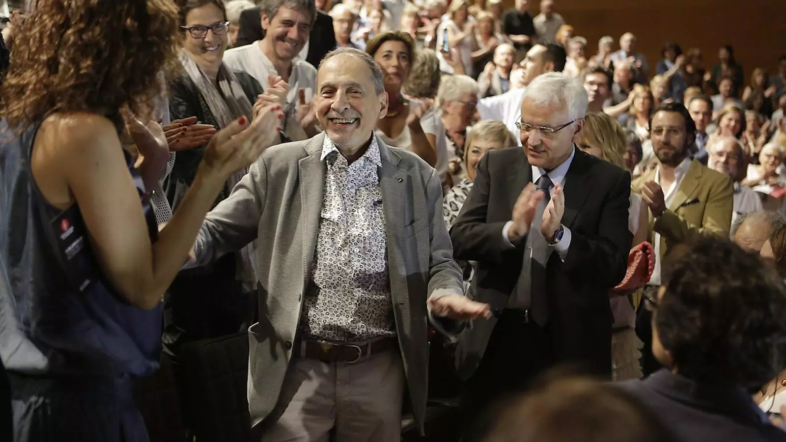 EL DEGÀ DELS DRAMATURGS
Papitu bufant les espelmes davant de les actrius que van participar en l’homenatge.