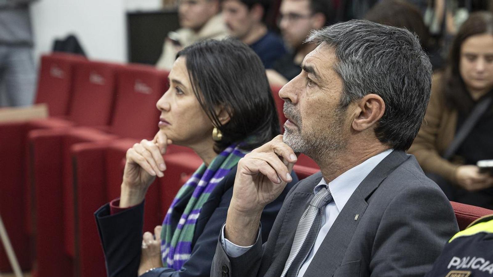Núria Parlon, consejera de Interior, y el mayor Josep Lluís Trapero, director general de los Mossos d'Esquadra.