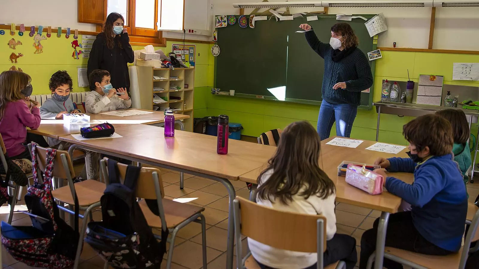 Una mestra de l’escola rural Santa Margarida de Gósol, al Berguedà, fent classe amb una mascareta FFP2 a un grup d’alumnes