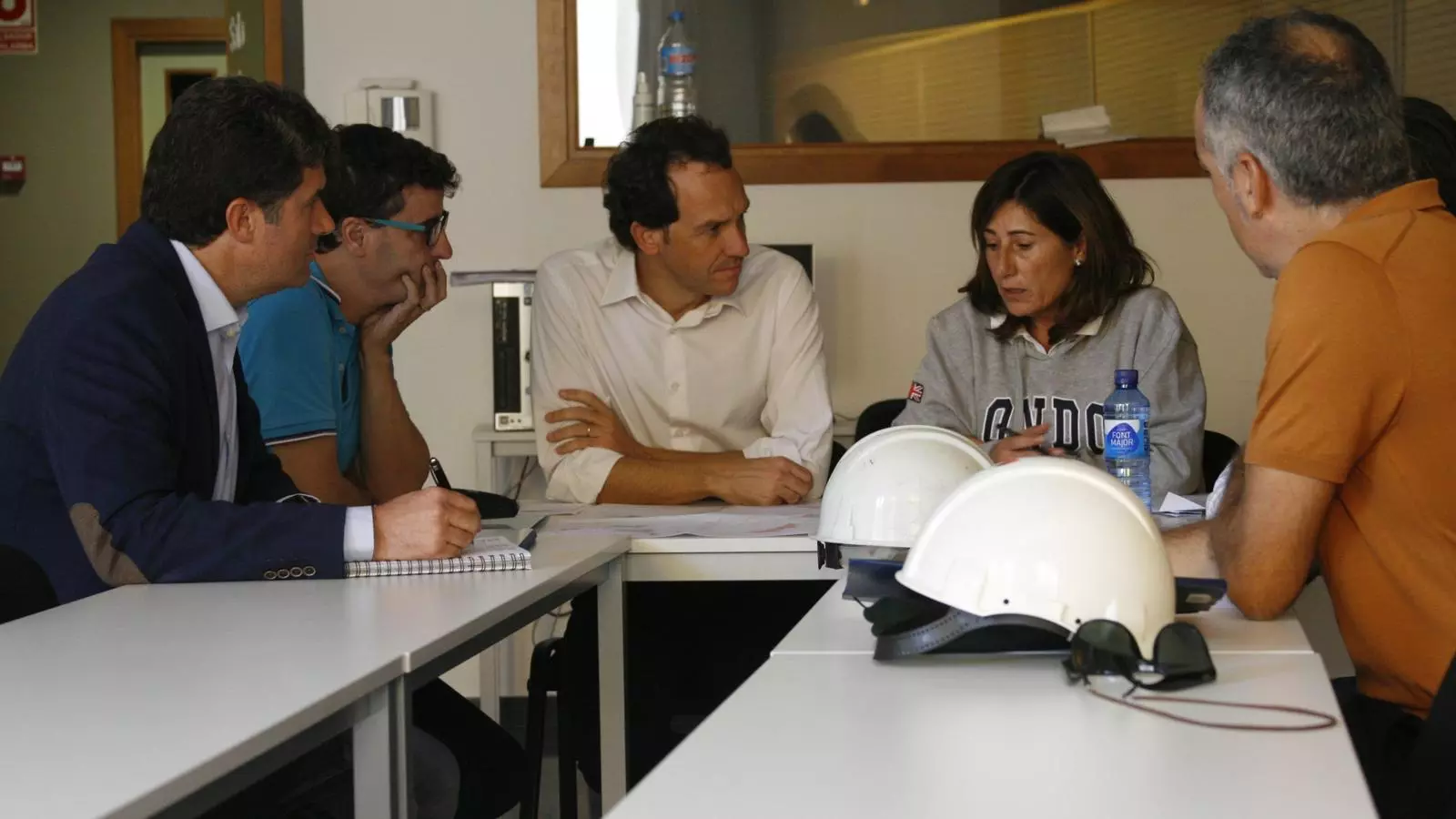El batle d'Artà, Manolo Galán (segon per l'esquerra) i el conseller Pons reunits amb la coordinadora de l'equip tècnic que avalua les cases de Sant Llorenç.