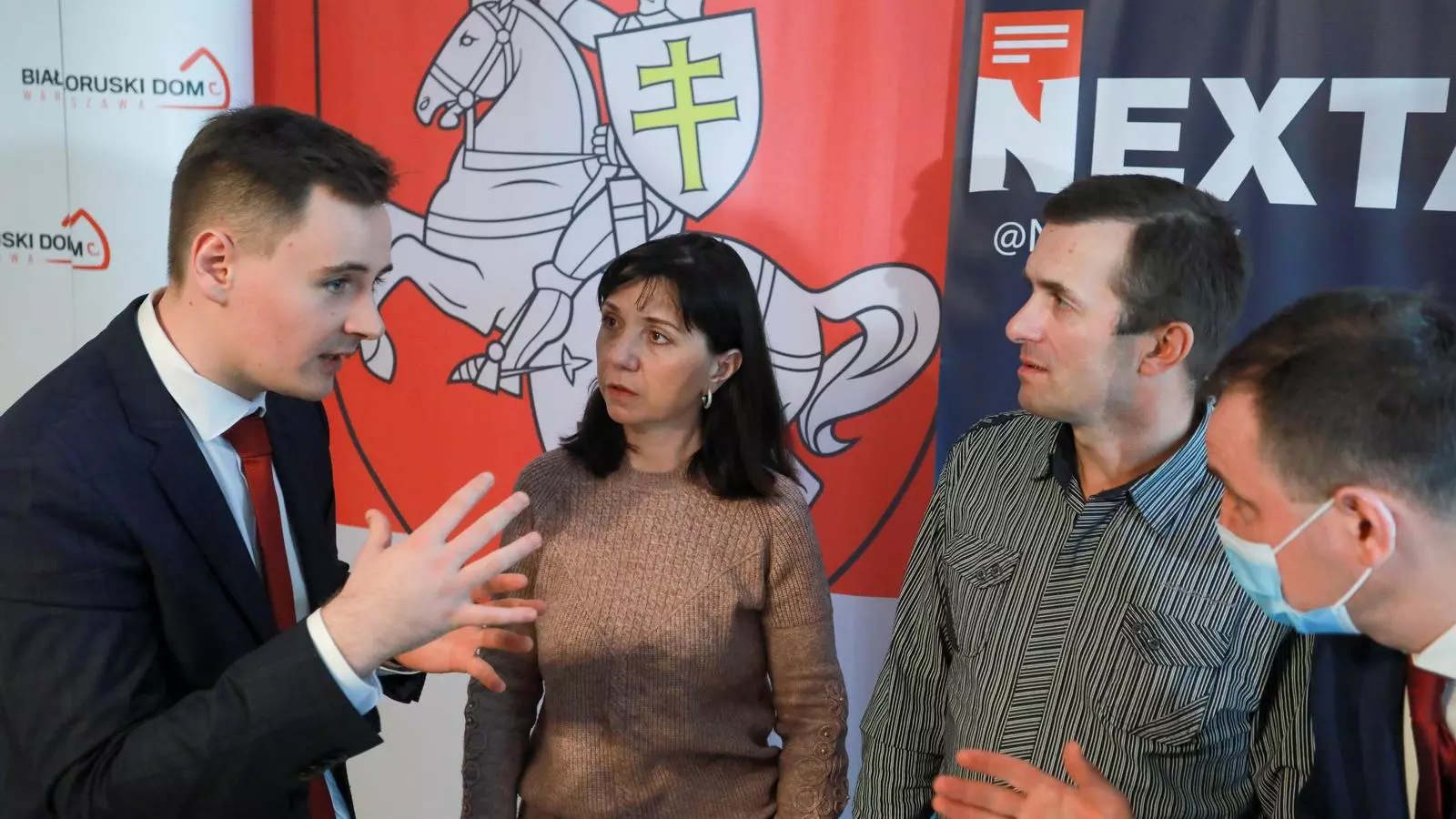 Stepan Putilo parla amb els pares de Roman Protassévitx, Natalia i Dmitri, aquest dijous a Varsòvia