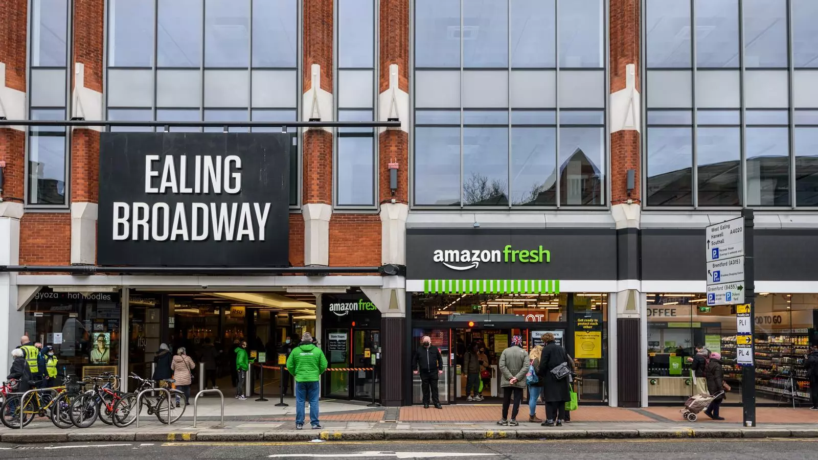 Aspecte exterior de la primera botiga d'Amazon Fresh obert a Londres, el març de l'any passat