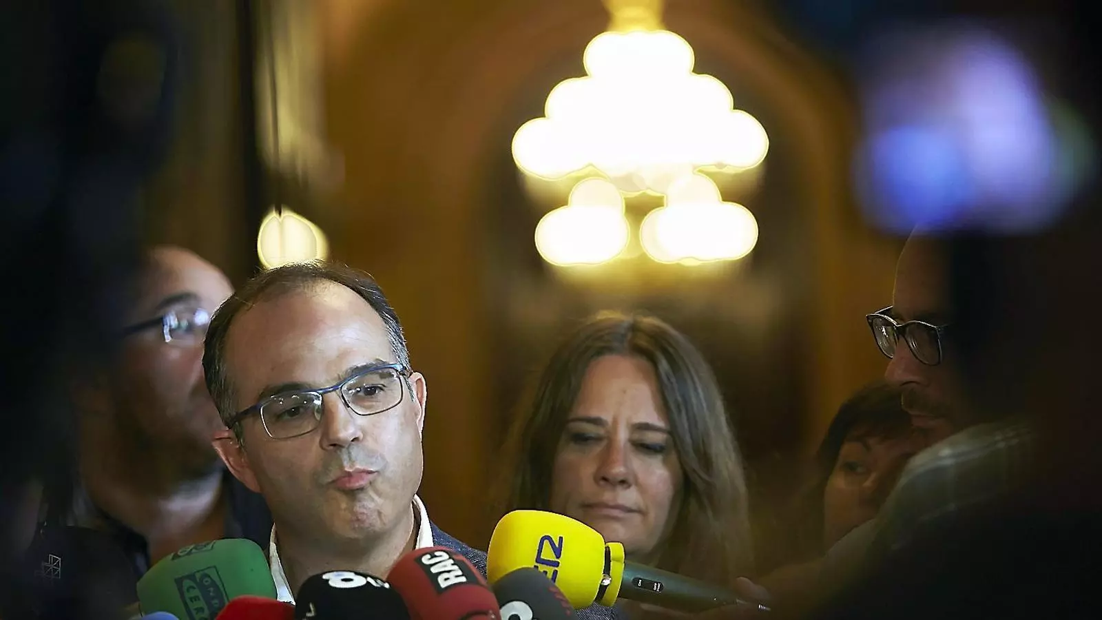 Jordi Turull va comparèixer al Parlament a la una del migdia acompanyat dels diputats Lluís Guinó i Anna Figueras.