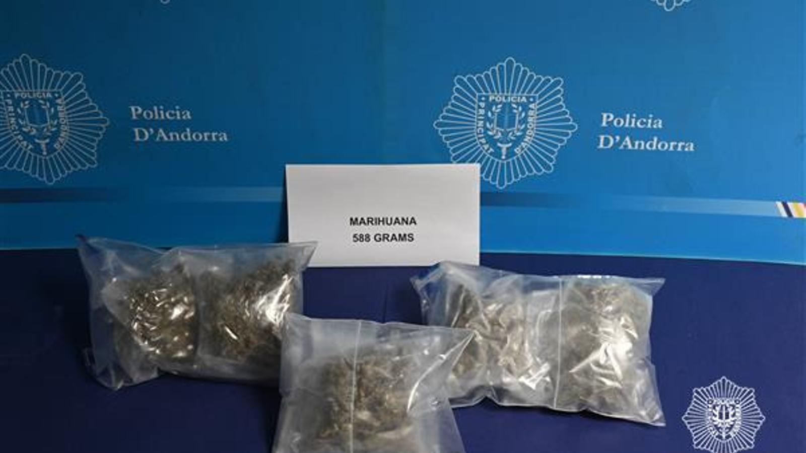 La Policia retira 588 grams de marihuana.