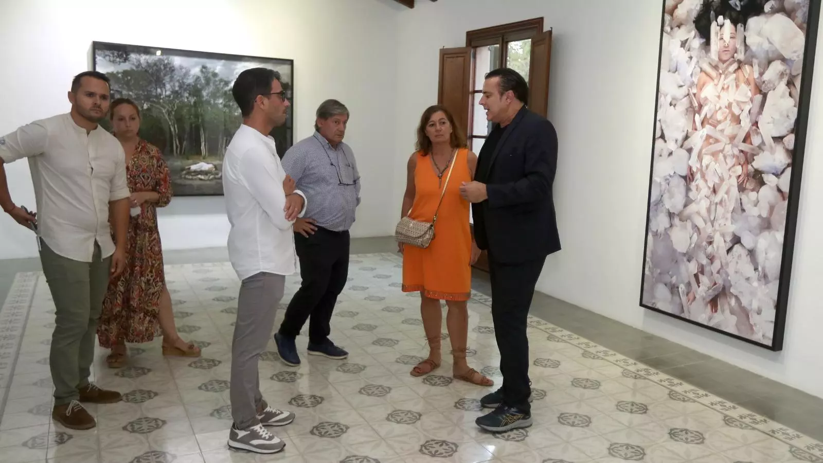 La presidenta del Govern, Francina Armengol, en una de les visites durant la Nit de l'Art 2022 a Palma.