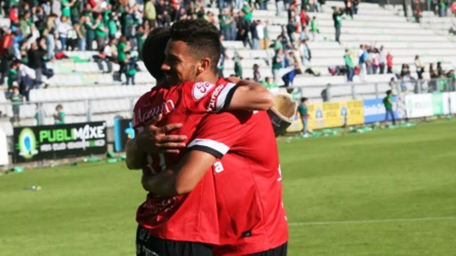 Els jugadors del Nàstic, celebrant l'empat