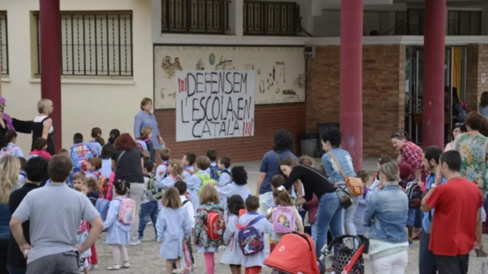 Una pancarta a favor de l'escola en català al mur de dins del Gaspar de Portolà de Balaguer en una imatge del 14 de setembre de 2015.