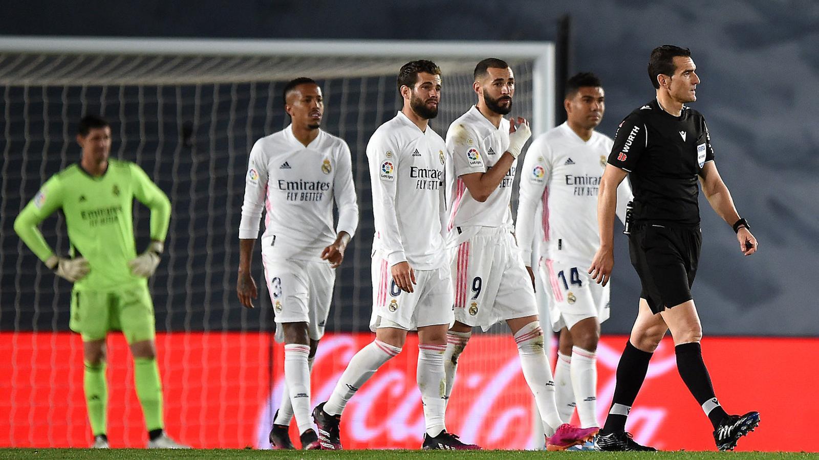Els jugadors  del Madrid protestant a l’àrbitre Martínez Munuera durant el partit.
