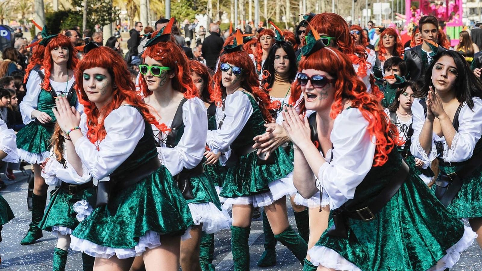 PARTICIPACIÓ MASSIVA A LES RUES, LES COMPARSES I ELS BALLS DE DISFRESSES
 01. Multitudinàries rues i comparses desfilen cada any per Carnaval pels carrers de Platja d’Aro.  02. La disbauxa es desferma al tradicional ball de disfresses de Palamós. 03. Fins a una setantena de colles  participen en les passades a Roses.
