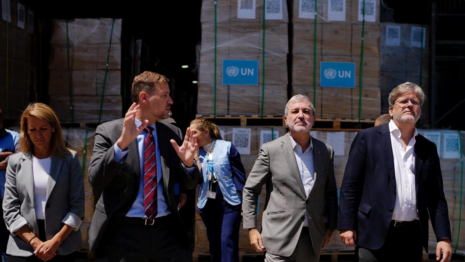 The mayor of Barcelona, Jaume Collboni, in a UNRWA warehouse in Jordan.