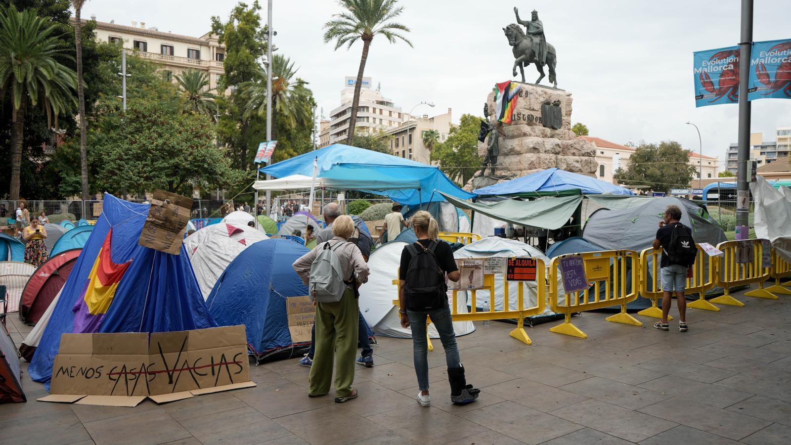 Camping for housing at the Plaza de España in Palma llucia costa