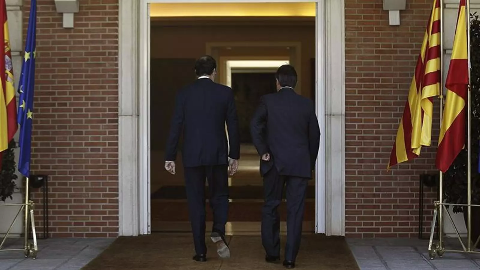 La trobada entre Artur Mas i Mariano Rajoy a la Moncloa ha començat puntualment a les 11 h del matí. EFE