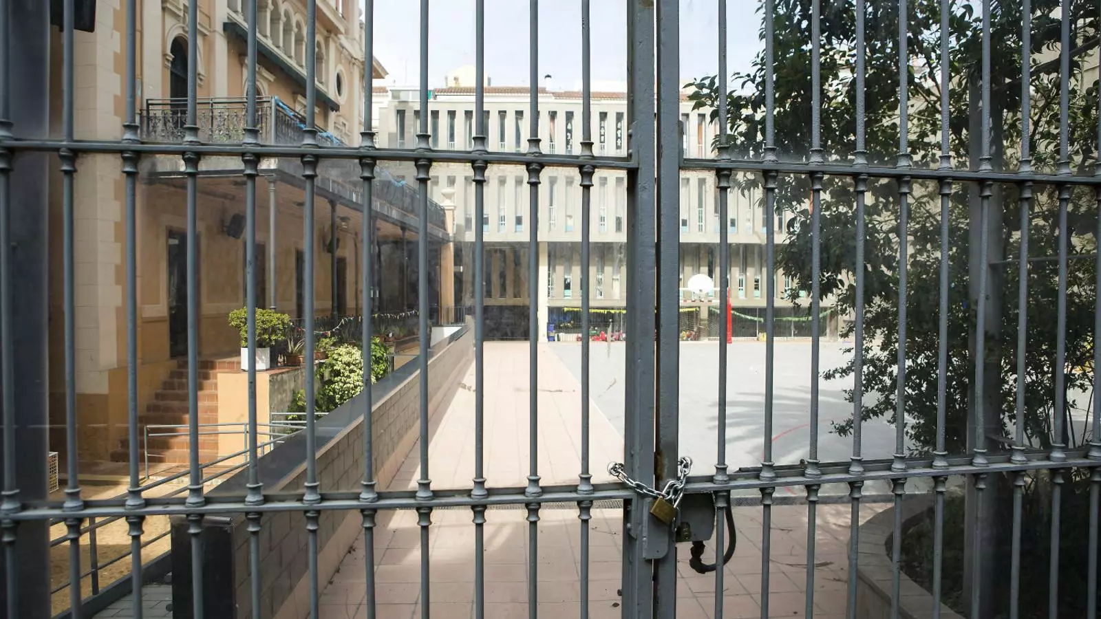 L’escola del Poeta Foix, al carrer Balmes de Barcelona, tancada pel confinament per aturar l’expansió del covid-19.