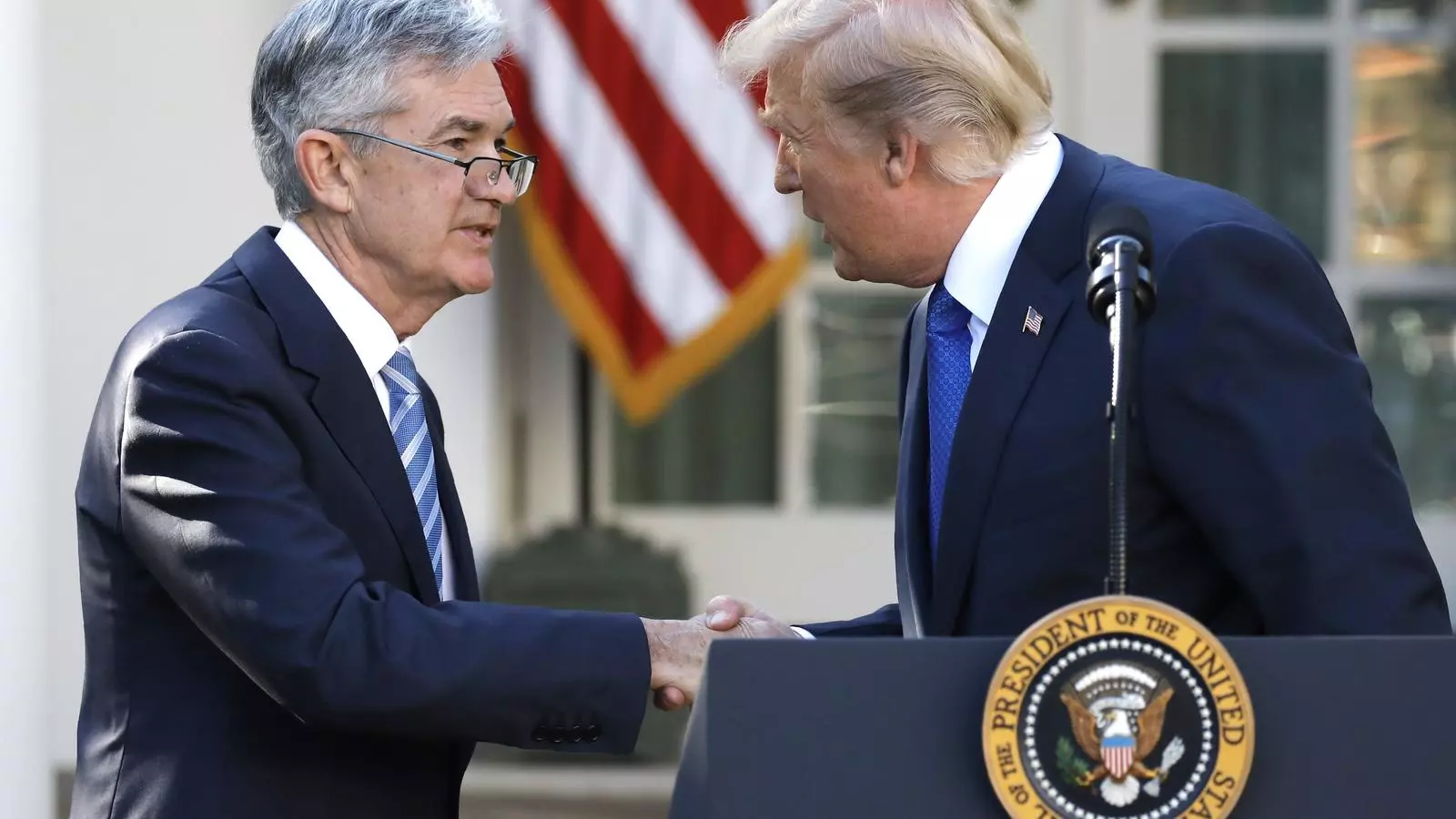El president dels EUA, Donald Trump, dona la mà al nou president de la Fed, Jerome Powell.