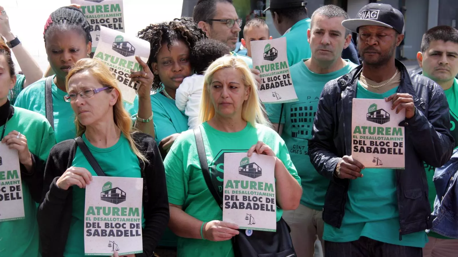Membres de la PAH de Sabadell reclamen aturar el desallotjament del bloc on viuen, davant els Jutjats de la ciutat.